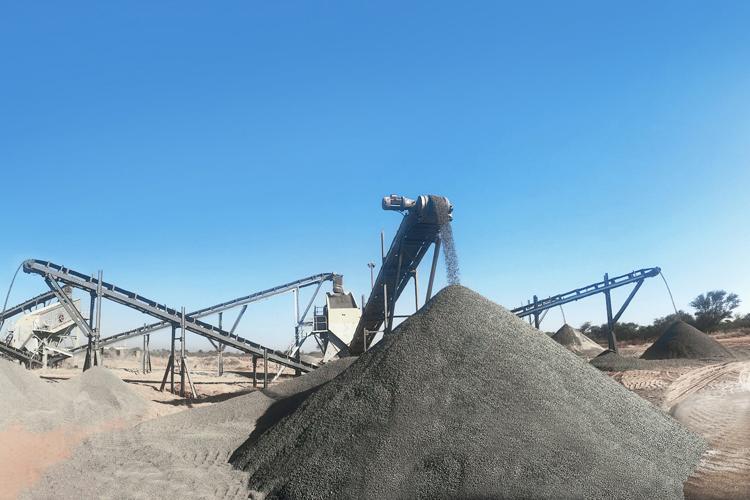 花岗岩碎石制砂生产线设备配置按照不同用料需求可以加工不同规格的砂